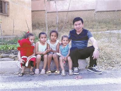 中國僑網(wǎng)沈阿利與當(dāng)?shù)貎和嫌啊? /></div><!--圖片--><!--圖片說明-->
<div id=