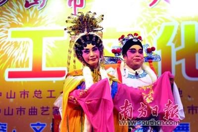 中國僑網(wǎng)后山曲藝社在中山市工人文化宮職工文化廣場演出。南方日報(bào)記者 王云 攝