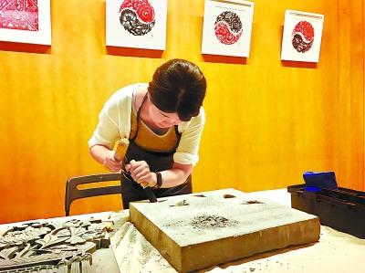 中國僑網(wǎng)張金暉在制作磚雕