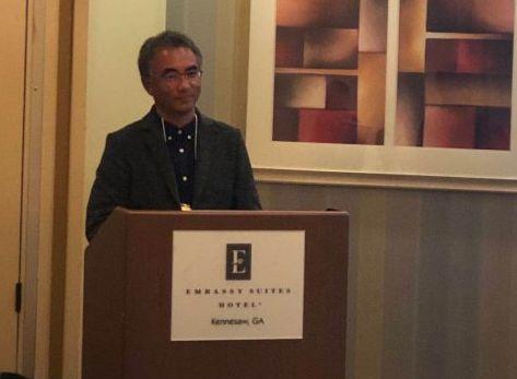 中國僑網(wǎng)萬瑪才旦在第九屆中國電影國際論壇上發(fā)表主旨演講。(美國《美中報道》)