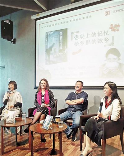 中國僑網(wǎng)扶霞(左二)和陳曉卿(左三)在活動現(xiàn)場