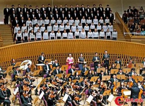 中國(guó)僑網(wǎng)圖說(shuō):中日合作吟唱《貝多芬第九交響曲音樂(lè)會(huì)》演出場(chǎng)景 新民晚報(bào)記者 郭新洋 攝