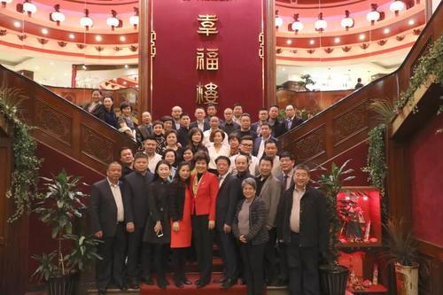 中國僑網圖為座談會后,代表團與嘉賓在幸福樓合影。(法國《歐洲時報》/孔帆 攝)