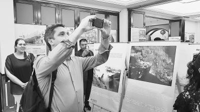 中國僑網(wǎng)當(dāng)?shù)孛癖妳⒂^驛站內(nèi)的福建文化展覽。