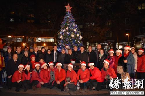 中國僑網(wǎng)孔子大廈圣誕樹亮燈。(美國《僑報》/尹英姿 攝)