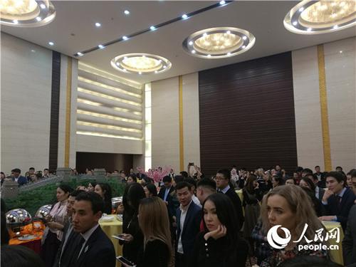 中國(guó)僑網(wǎng)招待會(huì)現(xiàn)場(chǎng)(記者 周翰博攝)