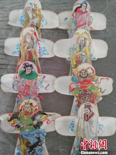 中國僑網(wǎng)手扎微型風(fēng)箏 蘭艷 攝