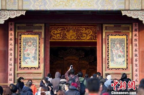 中國僑網(wǎng)乾清宮門口已經(jīng)貼上門神 杜洋 攝