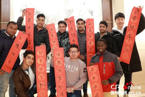 中國僑網(wǎng)留學(xué)生們寫完春聯(lián)后合影。(攝影 李子平)