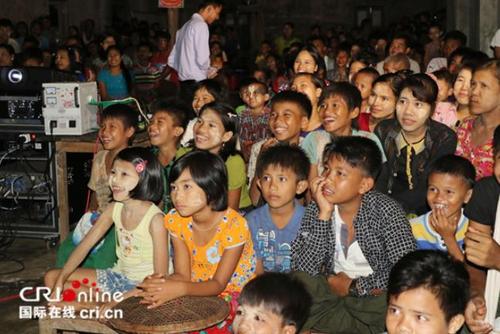 中國僑網(wǎng)沉浸在中國電影快樂中的村民們。(攝影 洪荃詮)