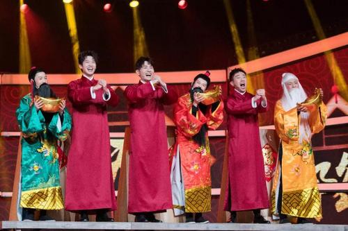 中國僑網(wǎng)《喜從天降》表演者:白凱南 魏大勛 鄧男子