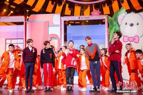 中國(guó)僑網(wǎng)資料圖:“四海同春”2019全球華僑華人春節(jié)大聯(lián)歡錄制現(xiàn)場(chǎng)的歌舞表演。