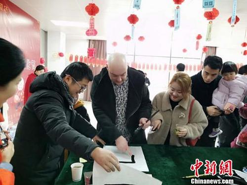 中國僑網(wǎng)外國友人學(xué)習(xí)書法 施紫楠 攝