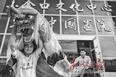 中國僑網(wǎng) 惠州小金口麒麟隊(duì)隊(duì)長曾燕青。南方日報(bào)記者 王昌輝 攝