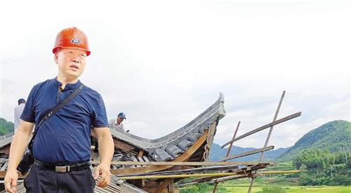 中國(guó)僑網(wǎng)季海波在廊橋修復(fù)現(xiàn)場(chǎng)。 記者 黃慧仙 王艷瓊 攝
