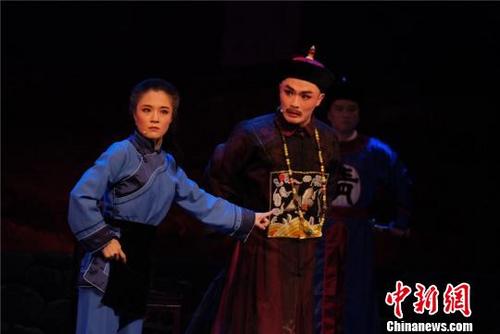 中國僑網(wǎng)圖為甬劇《半把剪刀》 寧波甬劇團(tuán)供圖 攝