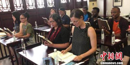 中國僑網(wǎng)南非學(xué)子在讀《論語》 徐聰琳 攝