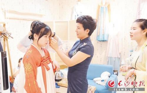 中國僑網(wǎng)雨花非遺館內(nèi),鄧運(yùn)姣(右)正與一名傳統(tǒng)服飾文化愛好者交流漢服穿搭技巧。 長沙晚報(bào)全媒體記者 肖芳 攝