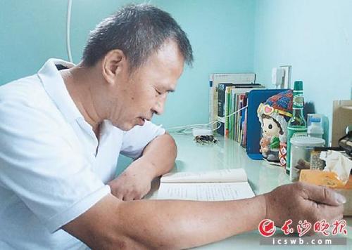 中國(guó)僑網(wǎng)李國(guó)強(qiáng)退休后仍在學(xué)習(xí)外語(yǔ)。 長(zhǎng)沙晚報(bào)通訊員 王國(guó)光 全媒體記者 謝春年 攝影報(bào)道