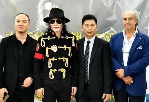 中國(guó)僑網(wǎng)意大利塔奧蘭斯市長(zhǎng)波諾、王·杰克遜和中國(guó)代理商合影。(圖片來(lái)源:歐聯(lián)通訊社 博源/攝)