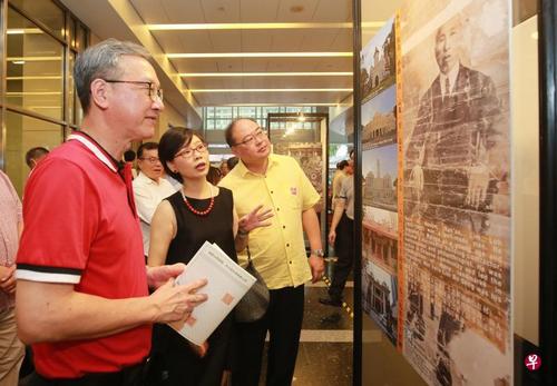 中國僑網(wǎng)陳煜博士(中)向嘉賓解釋天福宮和林路大厝的相似之處。(新加坡《聯(lián)合早報》/唐家鴻 攝)