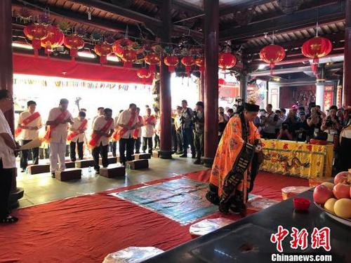 中國僑網資料圖:信眾拜謁廣澤尊王?!」?攝