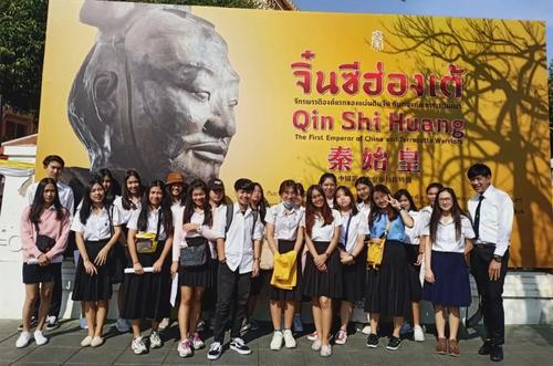 中國僑網(wǎng)泰國曼松德孔子學(xué)院組織孔院全體教師及中文系學(xué)生參觀兵馬俑。(泰國頭條新聞社/張欣怡 攝)