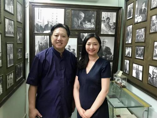 中國僑網(wǎng)豐子愷研究會(huì)副會(huì)長馮河清(左)與導(dǎo)演張自如。(圖片來源:《歐洲時(shí)報(bào)》微信公眾號(hào)“向東向西”)