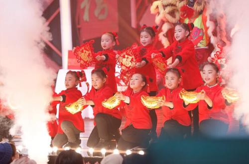 中國(guó)僑網(wǎng)年輕化的晚會(huì)設(shè)計(jì)