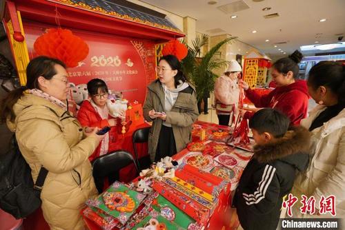 中國僑網(wǎng)第六屆天橋小年文化廟會啟幕 小新 攝