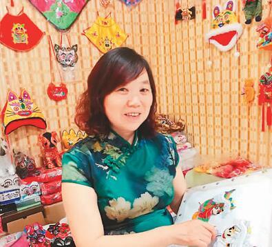 中國(guó)僑網(wǎng)武麥花繡“米奇賀歲” (圖片來(lái)源:人民日?qǐng)?bào)海外版)