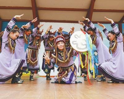 中國僑網(wǎng)伊瑪堪藝術(shù)團(tuán)團(tuán)員在排練節(jié)目(圖片來源:《人民日報》)