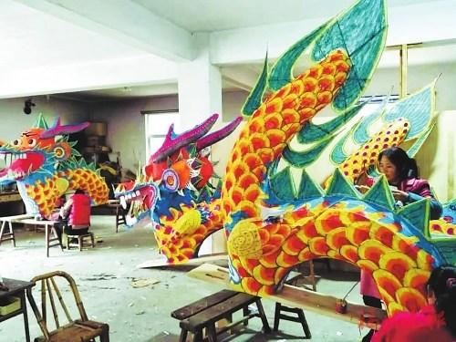 中國僑網(wǎng)陳進(jìn)平和他的糊紙班制作的板凳龍。