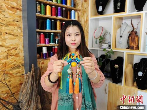 中國(guó)僑網(wǎng)徐曉雪正在展示京劇系列中國(guó)結(jié) 劉棟 攝