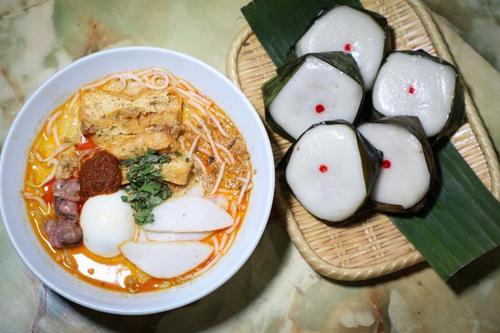 中國僑網(wǎng)海南小吃的招牌薏粑(右)與海南叻沙。(新加坡《聯(lián)合早報(bào)》/林澤銳 攝)
