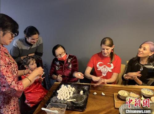 中國僑網(wǎng)上海市閔行區(qū)華漕國際社區(qū)“洋居民”體驗包湯圓現(xiàn)場 高志苗 攝