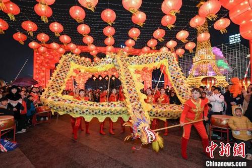 中國(guó)僑網(wǎng)民眾用長(zhǎng)龍擺“中”字。 楊華峰 攝