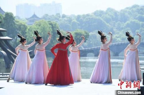 中國僑網(wǎng)演員穿古裝進(jìn)行非遺展演。陳超攝