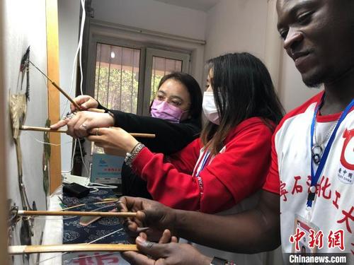 中國僑網留學生體驗皮影戲 王藝霖 攝