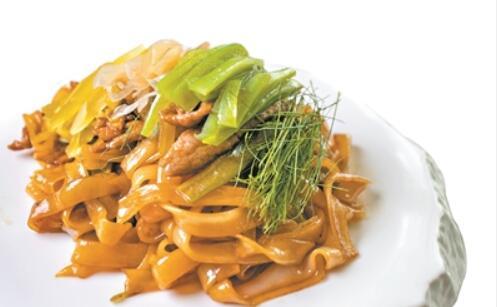 中國僑網(wǎng)至尊炒河粉(廣州日報(bào)/莊小龍 圖)