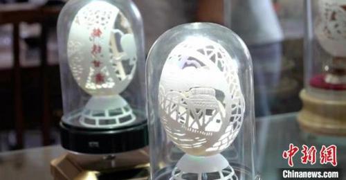 中國僑網(wǎng)圖為蘭州蛋雕手藝人吳義澤作品《蘭州中山橋》。艾慶龍 攝