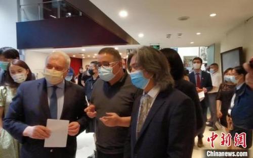 中國(guó)僑網(wǎng)中國(guó)美術(shù)館館長(zhǎng)吳為山與賓客共同參觀展出作品。 李湘琪 攝