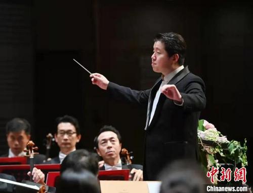 中國僑網(wǎng)指揮家黃屹 北京國際音樂節(jié)供圖