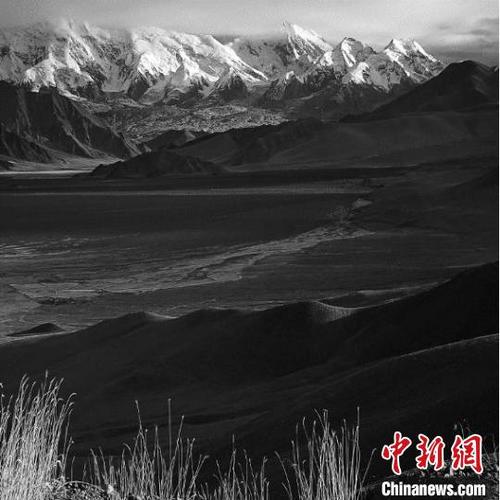 中國僑網(wǎng)紅外攝影圖片 “風鐸悟語——大型當代攝影藝術(shù)展”主辦方供圖