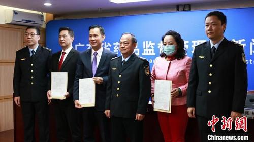 中國僑網(wǎng)廣東發(fā)放首批港澳傳統(tǒng)外用中成藥內(nèi)地上市注冊證書 王慶然 攝