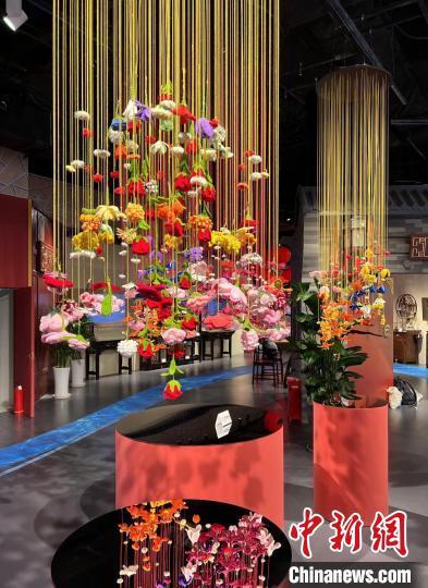 中國僑網海派絨線作品《絨之百花·春之鏡像》 郭建晨 供圖