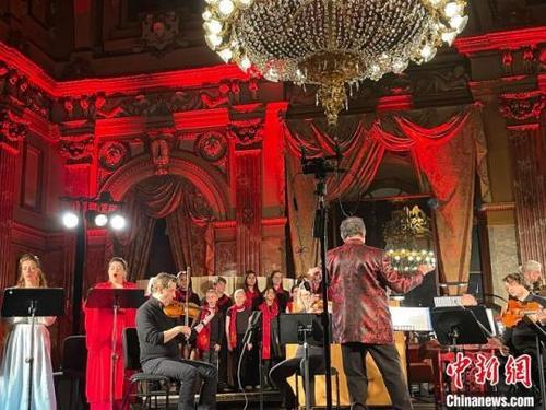 中國(guó)僑網(wǎng)音樂(lè)會(huì)在古色古香的根特歌劇院舉行。德永健攝