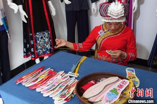 中國僑網(wǎng)何鳳琴制作帶有民族特色的鞋墊(資料圖) 受訪者供圖